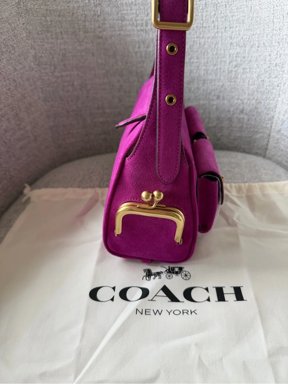 Coach Turnlock Haversack 27 in Magenta